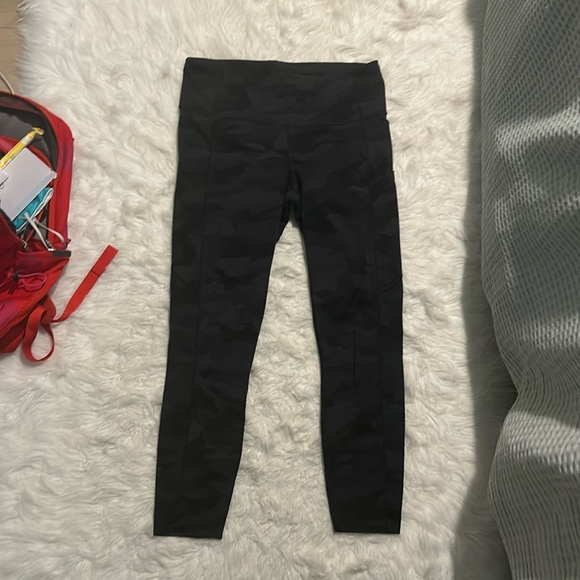 Lululemon Black Camo Leggings, Size 10. Fast & Free - Picture 1 of 2